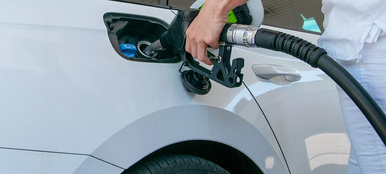 En bil som får påfyll av drivstoff